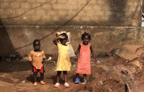 Drei Kinder an der Hauswand im Südsudan