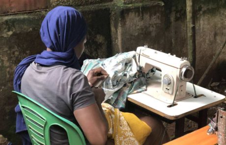 Schneiderin mit Nähmaschine in Juba