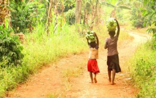 Südsudan Kinder tragen Bananen