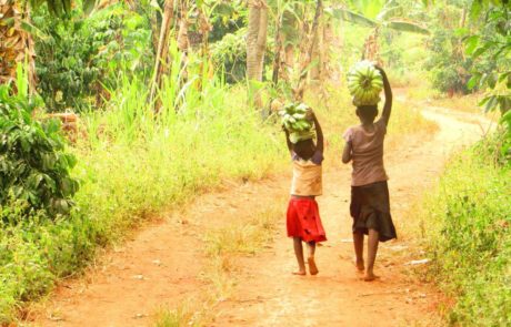 Südsudan Kinder tragen Bananen